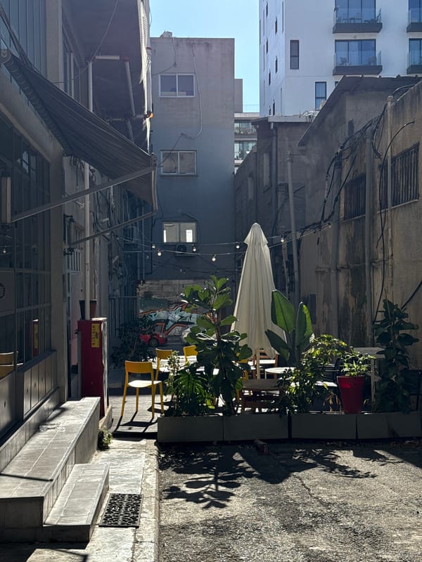 Festive balloon bouquet in a sunny Tel Aviv alleyway