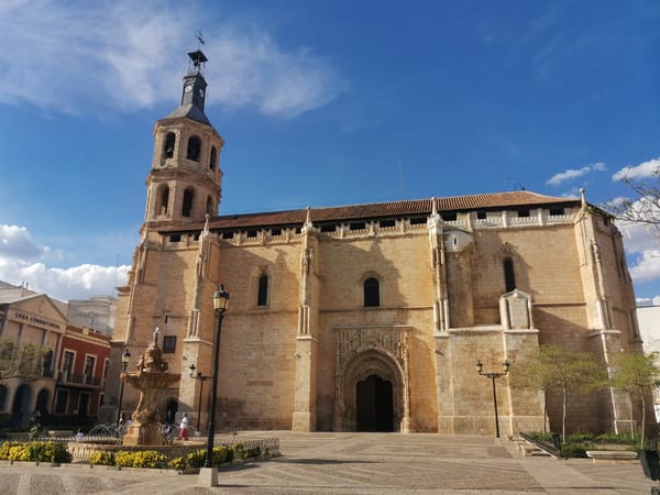Church and bronze statue documented in Valdepeñas plaza