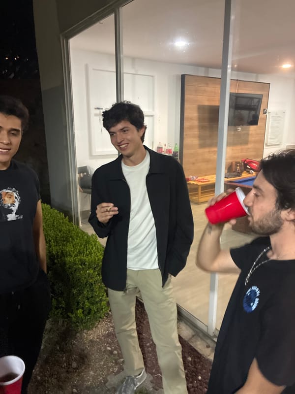 Three people gather outside building in Huixquilucan early morning