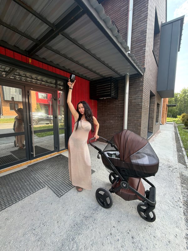 Sunny summer morning selfies near a Morozovo residential street