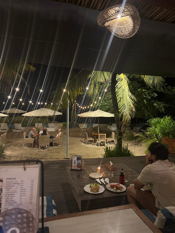 Evening dining and live music at Nusa Penida beachside restaurant
