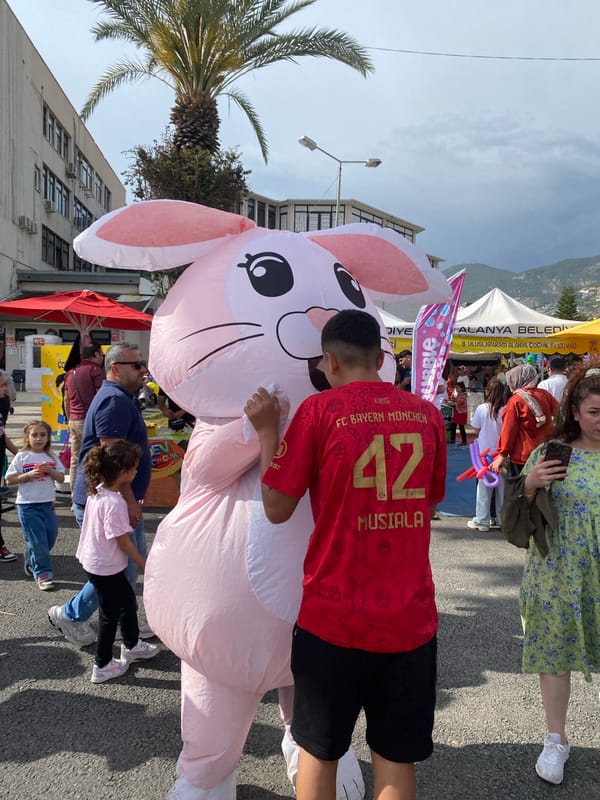 Children's festival features bubbles, inflatables in Alanya, Turkey