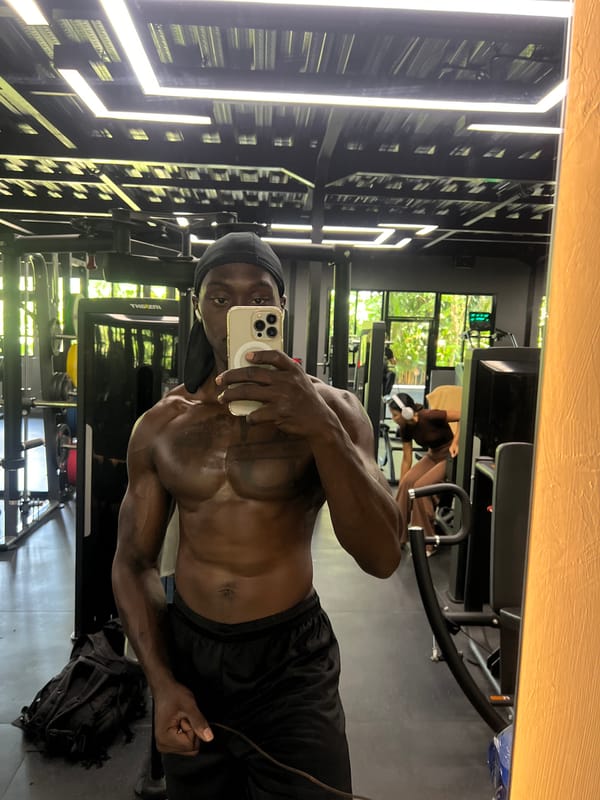 Man takes gym selfie in Canggu fitness center