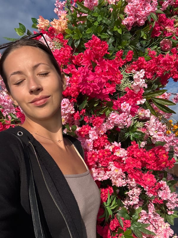 Spring blooms and weekend leisure activities documented across Moscow