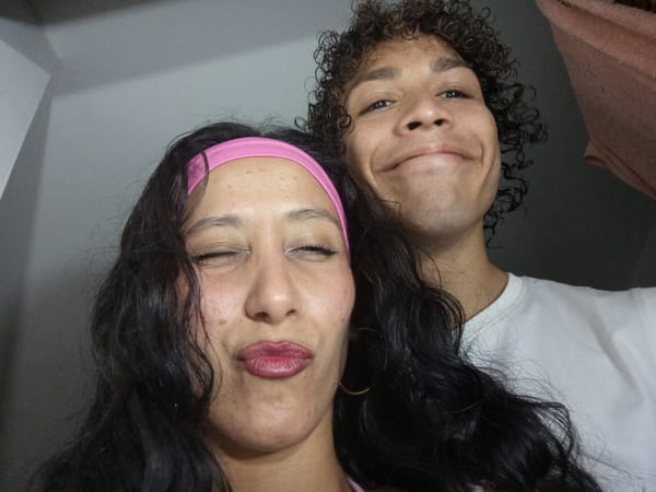 Woman documents evening makeup routine in Porlamar, Venezuela bathroom