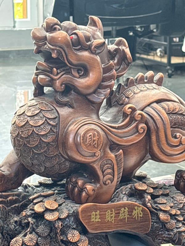 Mythical wooden guardian statue spotted in Varna barber shop