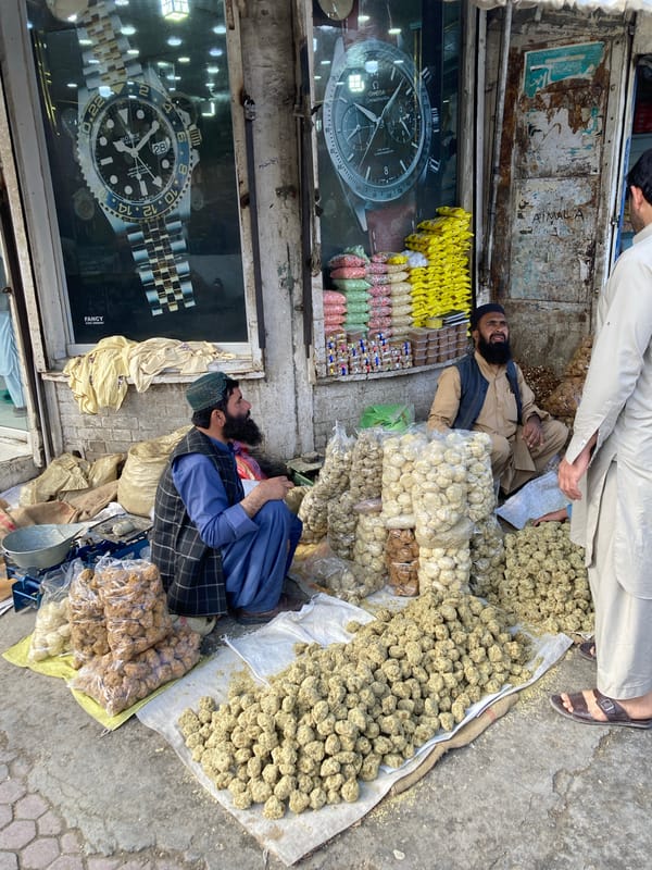 Street vendors and police activity observed in Quetta
