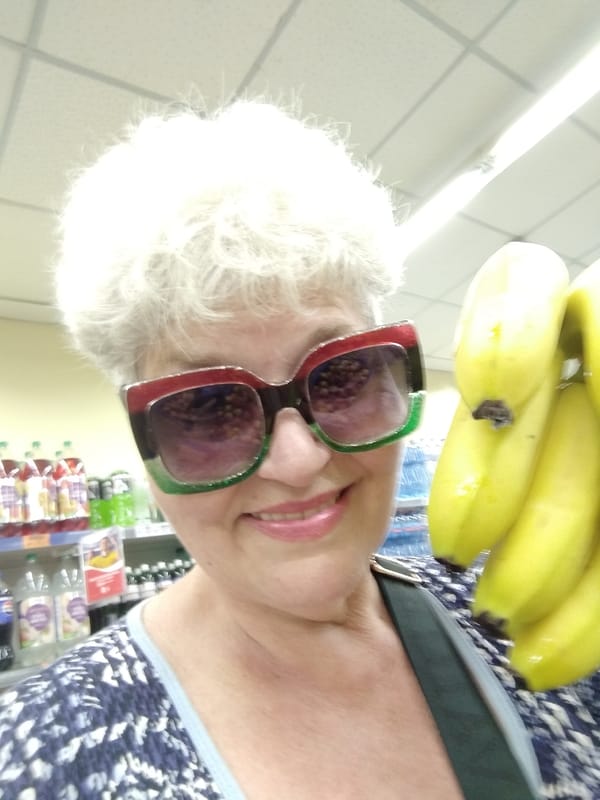 Woman's colorful supermarket shopping trip documented in Horishni Plavni