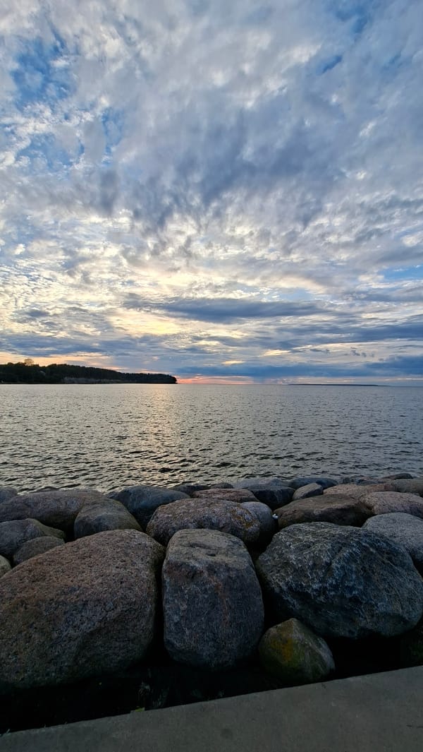 Baltic sunset draws a crowd to Tallinn's Pirita waterfront