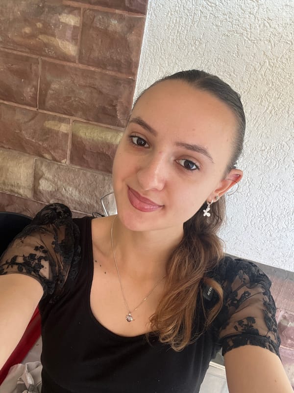 Woman documents celebration preparations with cake and selfies in Saarbrücken