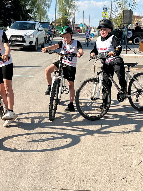 Community bicycle gathering observed in Noviy, Russia