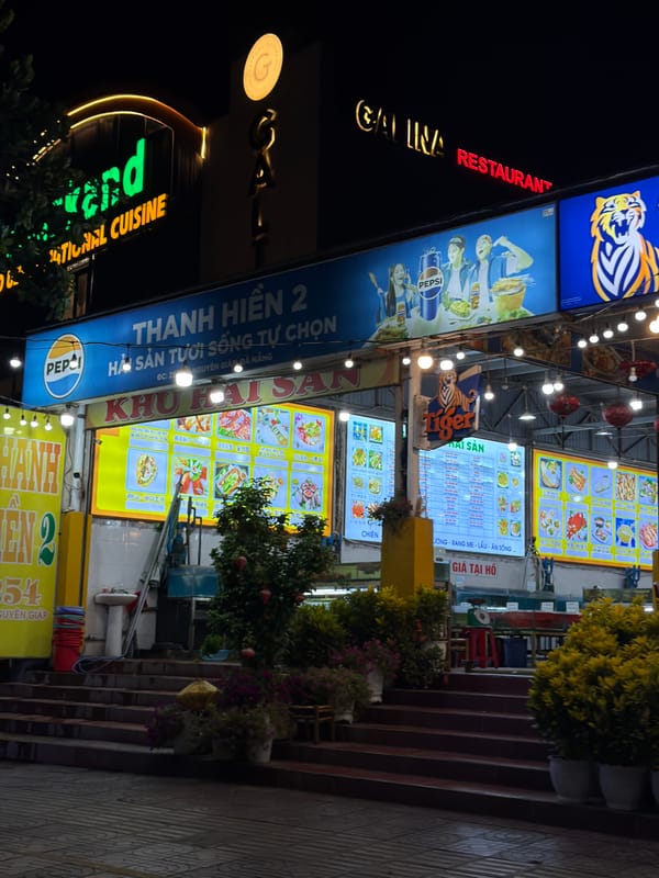 Đà Nẵng nightlife district, lit up and active