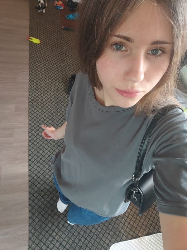 Outfit selfies and Chihuahua photos from a Svietlahorsk home