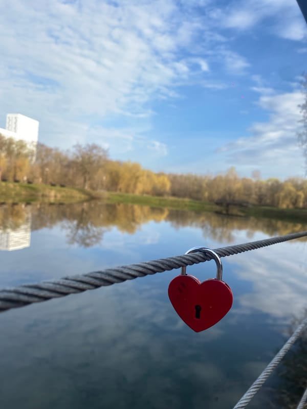 Heart-shaped love lock spotted on cable in Moscow