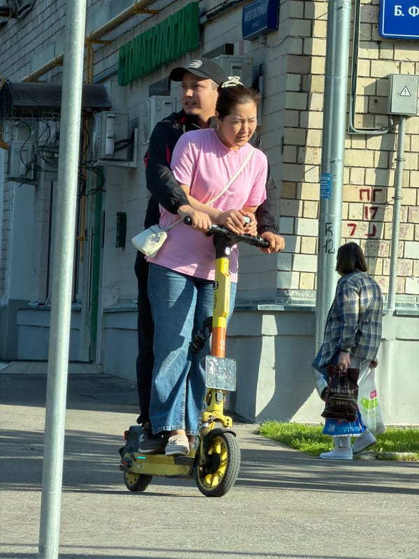 Afternoon street scenes and outdoor activity across Moscow