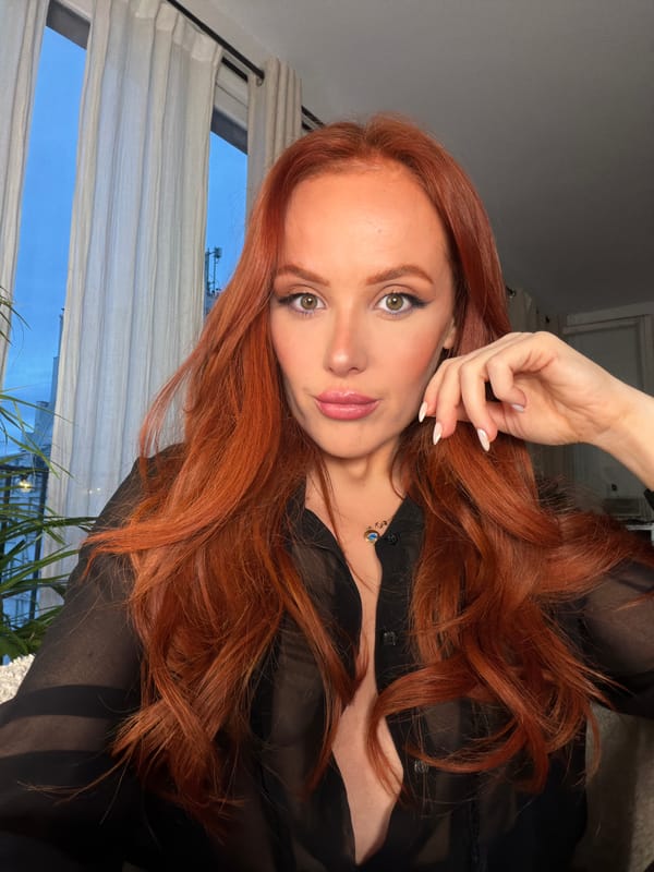 Red-haired woman photographed in portrait session in Paris