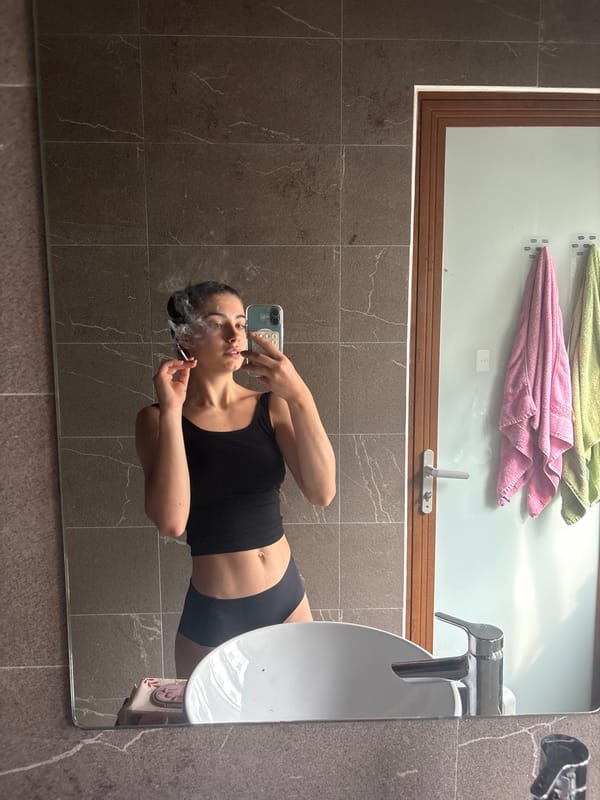 Woman takes mirror selfie in Đà Nẵng bathroom