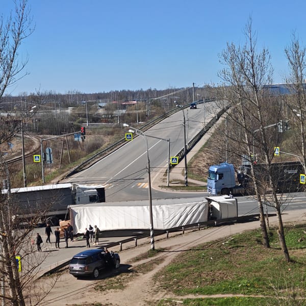 Semi-truck overturns blocking Rostov road; locals feed pigeons nearby