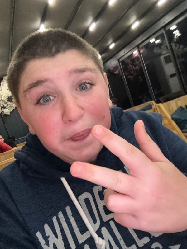 Teen photographed multiple times at Asenovgrad cafe