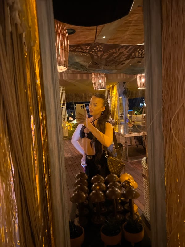 Boutiques, bars, and mirror selfies on a Bodrum evening