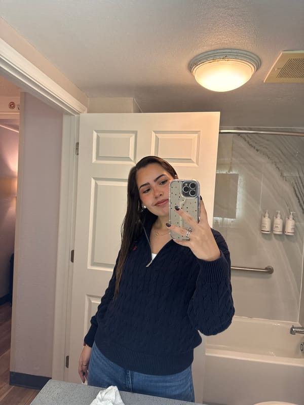 Traveler documents hotel stay with selfies in San Antonio