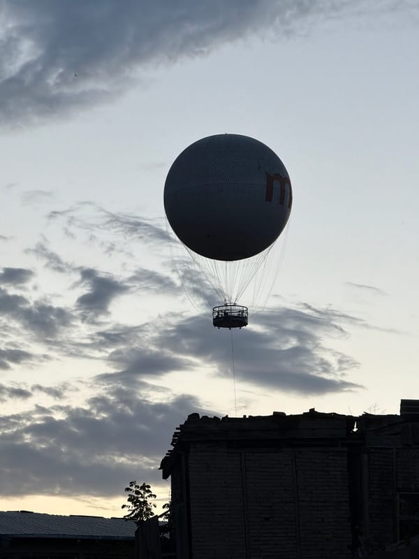 Tethered hot air balloon with red 'M' spotted in Tbilisi