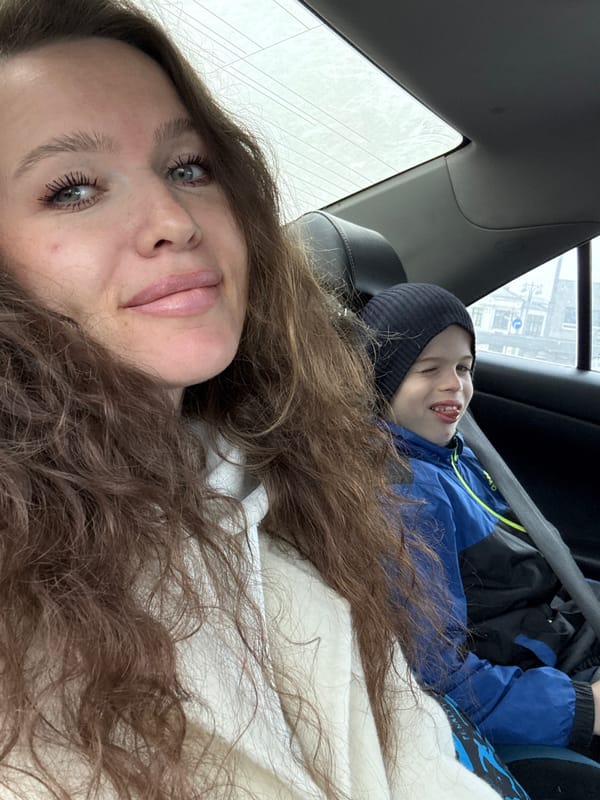 Woman and child observed in car backseat in Moscow