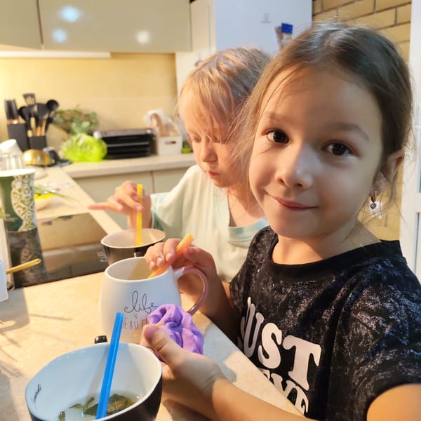 Domestic life moments captured across one hour in Partenit