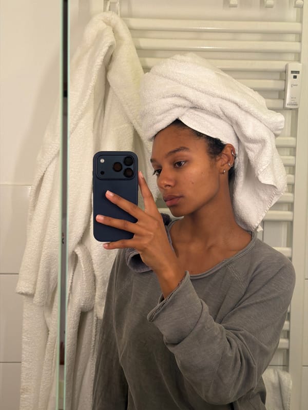 Post-shower selfie session in a Hamburg bathroom