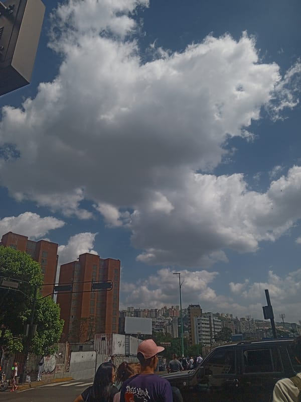 Street scene documented in central Caracas amid cloudy evening