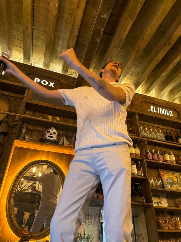 Man with microphone spotted in Puebla restaurant early morning