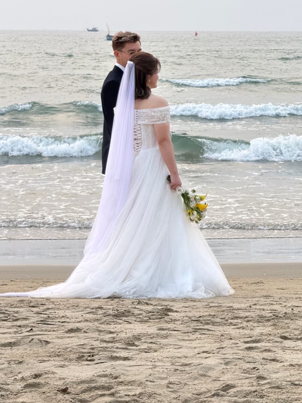 Beach wedding photo session captured in Đà Nẵng, Vietnam