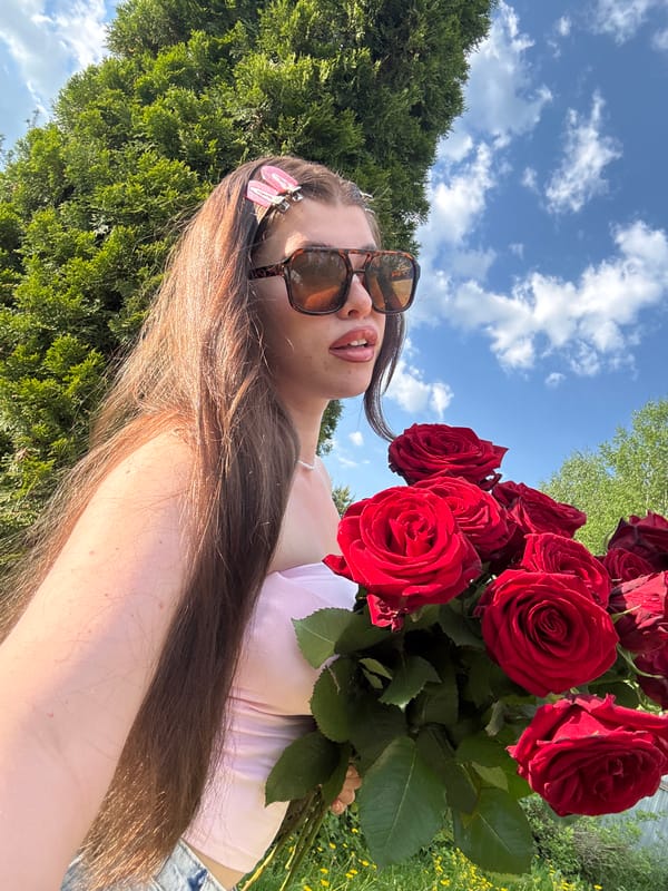 Woman photographed with roses, taking selfies in Мещёры, Russia