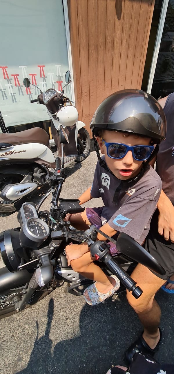 Child and adult spotted on motorcycle in Đà Nẵng