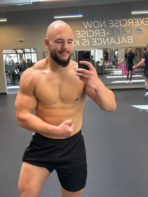 Man takes flexing selfies at Sofia gym