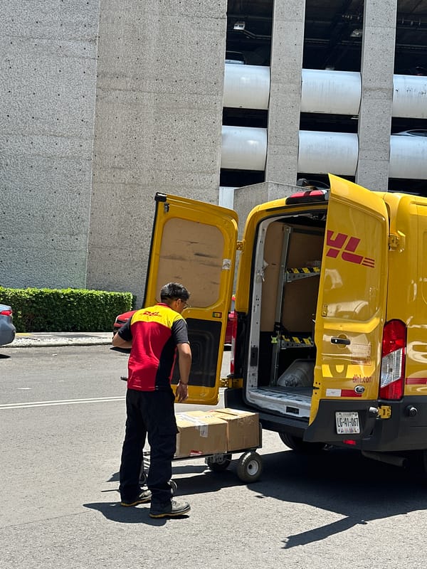 Routine delivery, car washing, street activity observed in Mexico City