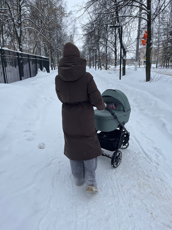 Winter morning scenes documented in snowy Chaikovsky, Russia