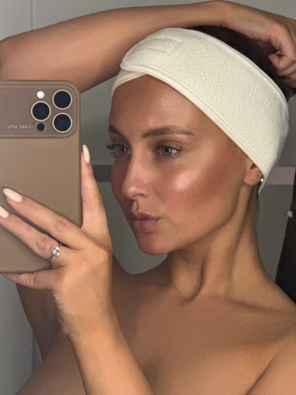 Woman takes late-night bathroom selfies in Chaikovsky, Russia