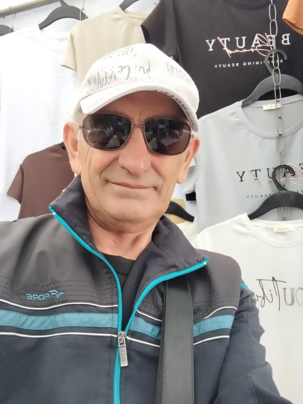 Weekend market in Irshansk fills with vendors and shoppers at dawn