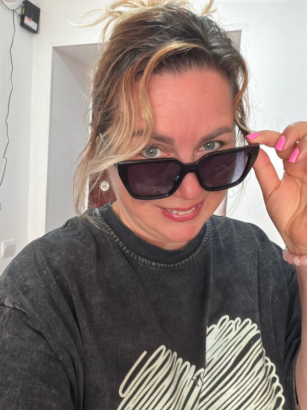 Woman documents morning routine with breakfast and selfies in Russia