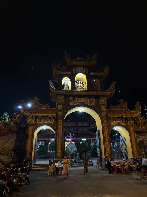 Nighttime temple entrance captured in Đà Nẵng, Vietnam