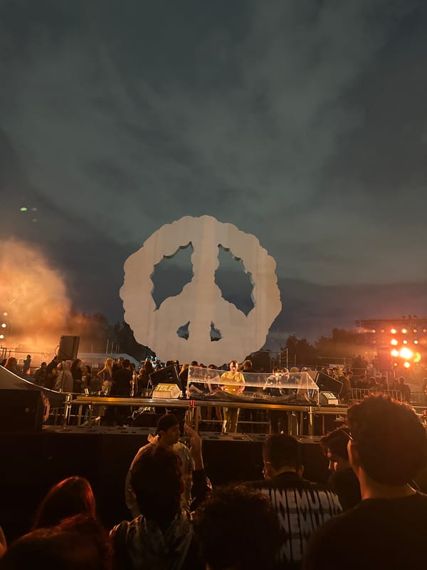 Nighttime concert at Mexico City autodrome features giant peace sign