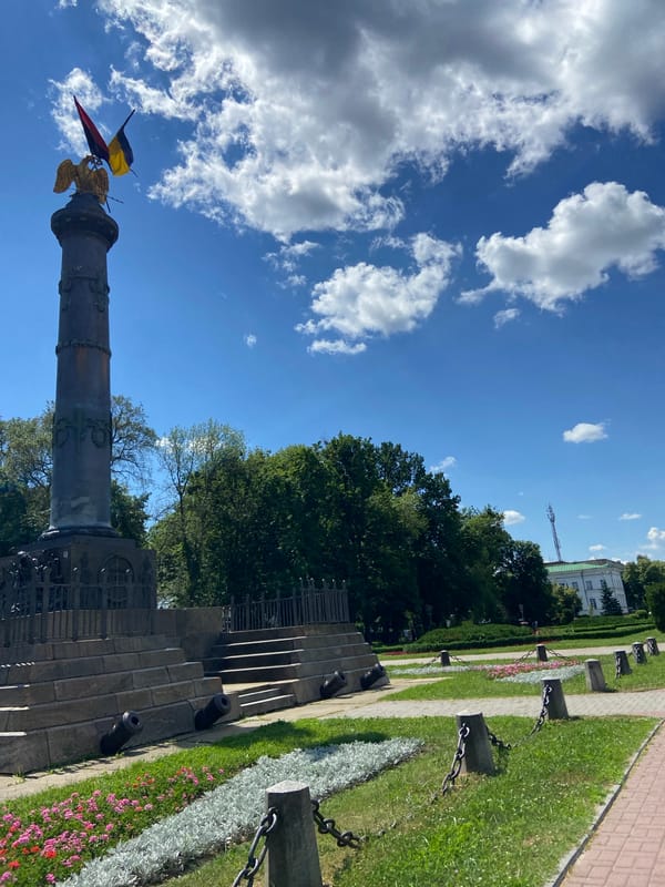Morning stroll through Poltava's central park and monument area