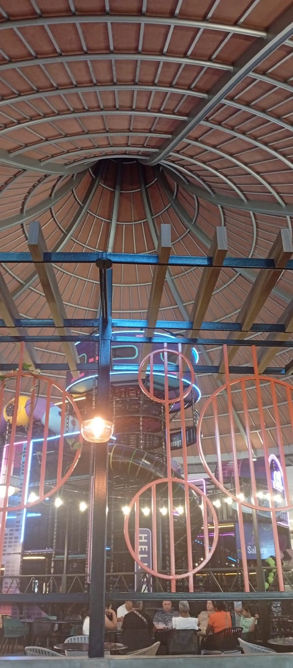 Late-night children's play area observed in Pampatar commercial complex