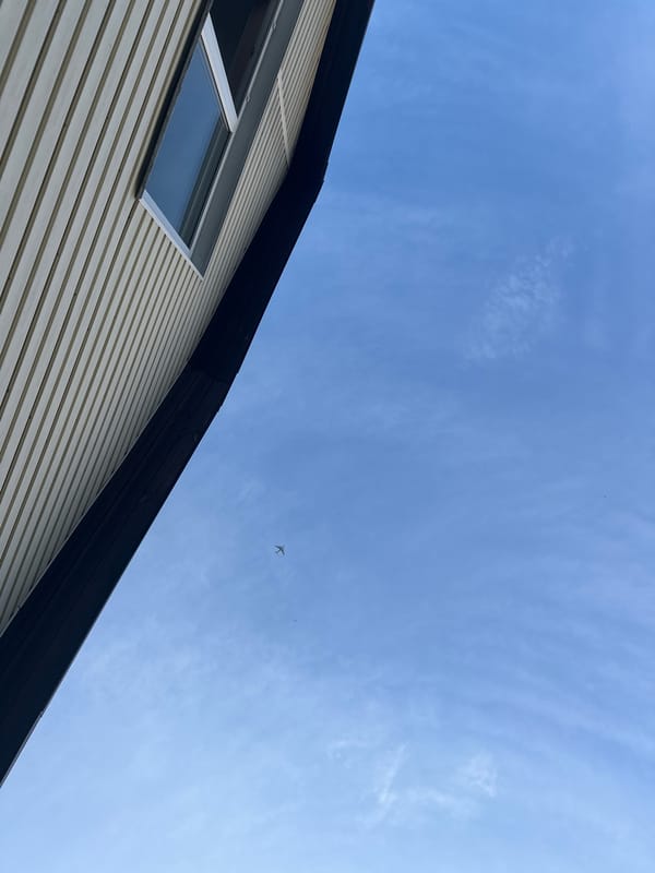 Cargo plane spotted approaching for landing over Nizhny Novgorod