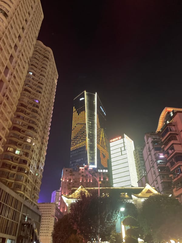 Daily Life Moments Captured Across Yuzhong District During Eight Minutes