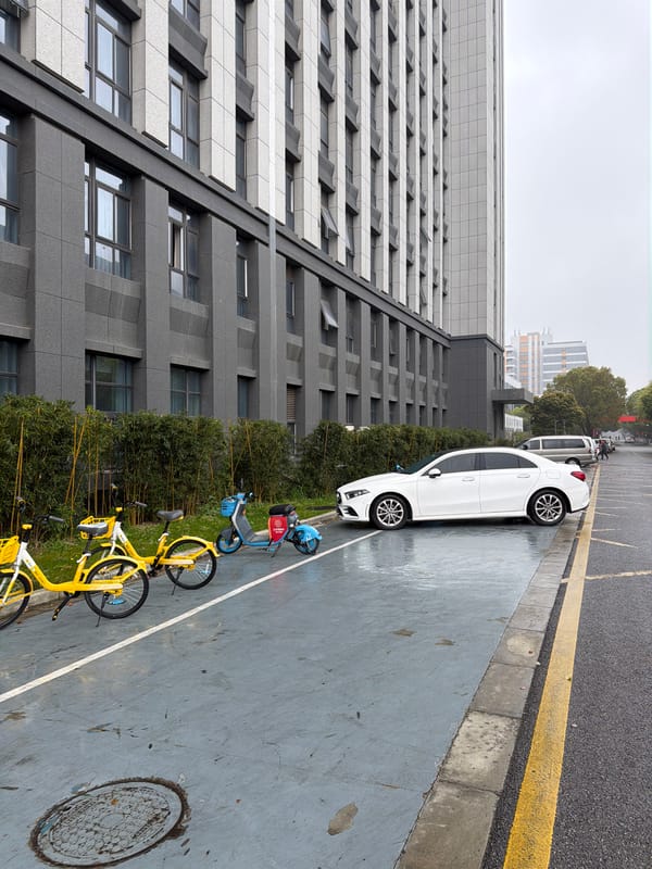 Morning street life documented in rainy Jiangning District