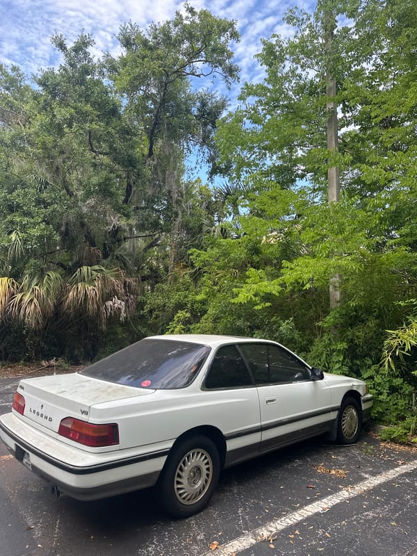 White Acura Legend spotted at Florida university campus