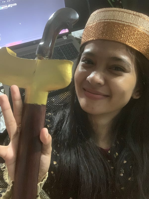 Woman takes selfie session with traditional props in Indonesia