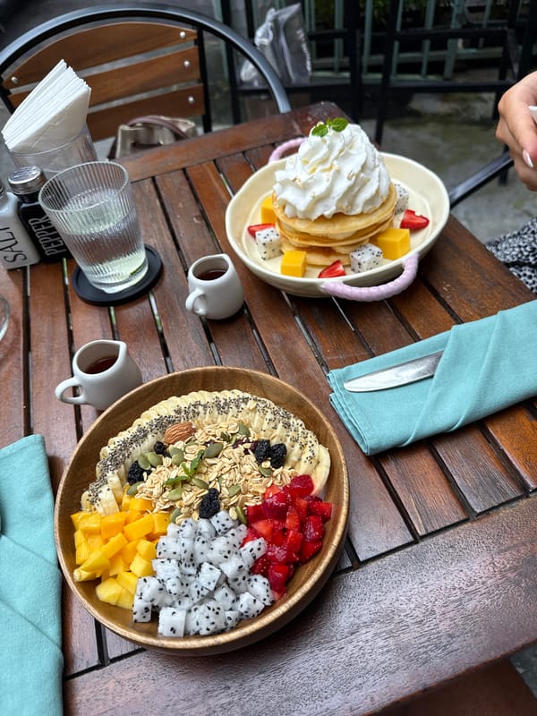 Late night breakfast documented at Đà Nẵng restaurant